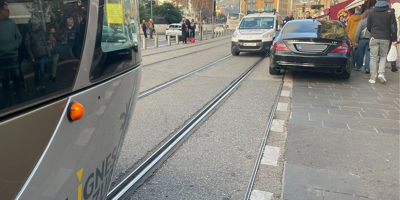Une voiture stationne sur les rails du tramway, la ligne 1 à l'arrêt à Nice