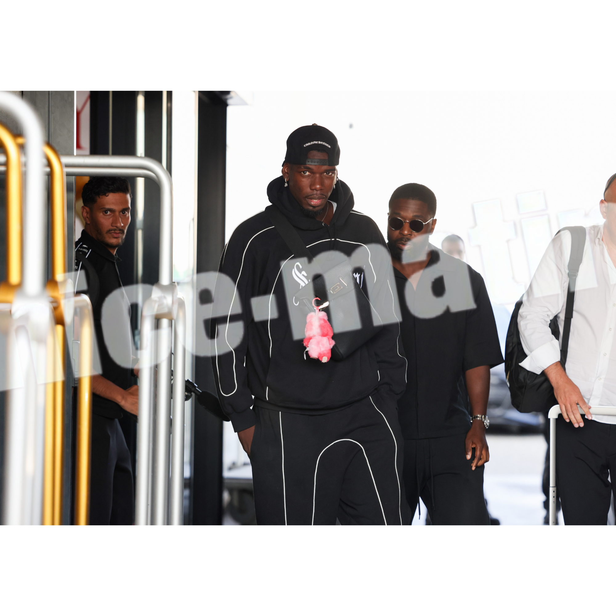 SportsEn passe de rejoindre l'AS Monaco, Paul Pogba est arrivé à l'aéroport de Nice, ce jeudi