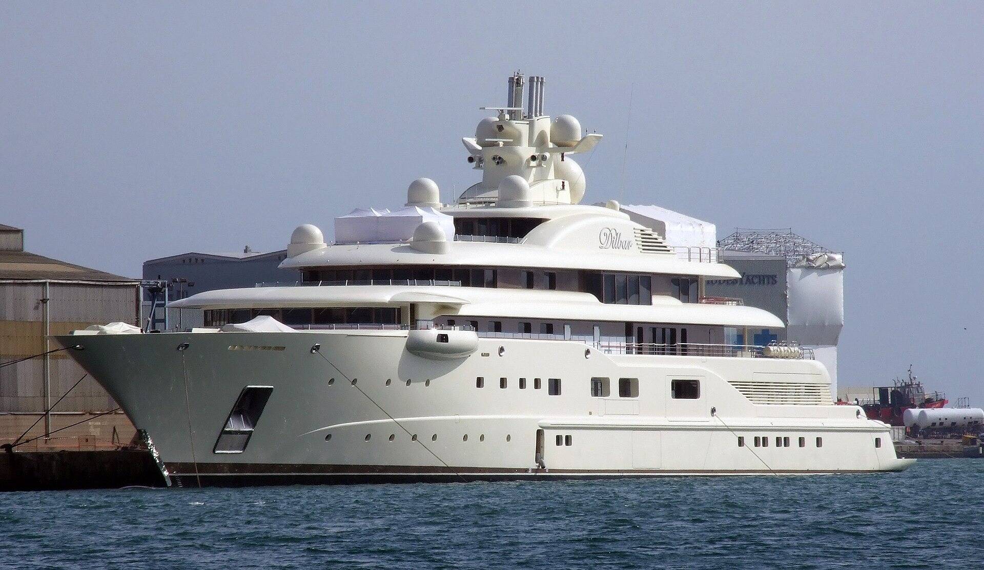 Il a appartenu à un oligarque russe, ce que l'on sait sur l'un des plus gros yacht du monde au mouillage dans un port de la Côte d'Azur