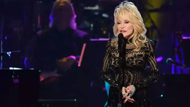 "Il n'y a pas de mots pour décrire l'amour que nous avons partagé": la "reine de la musique country" Dolly Parton perd son mari après plus de 60 ans de vie commune