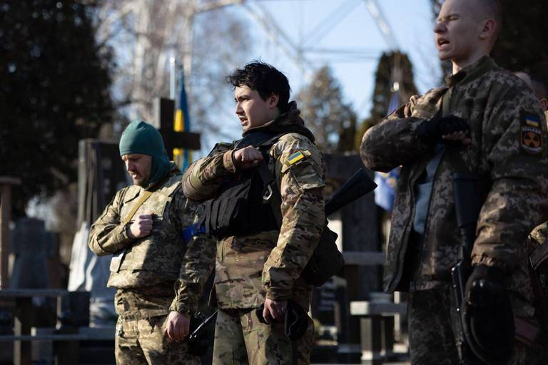 Guerre en Ukraine: à Kiev, une foule rend hommage à un jeune "héros" de la place Maïdan tué au combat