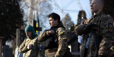 Guerre en Ukraine: à Kiev, une foule rend hommage à un jeune 