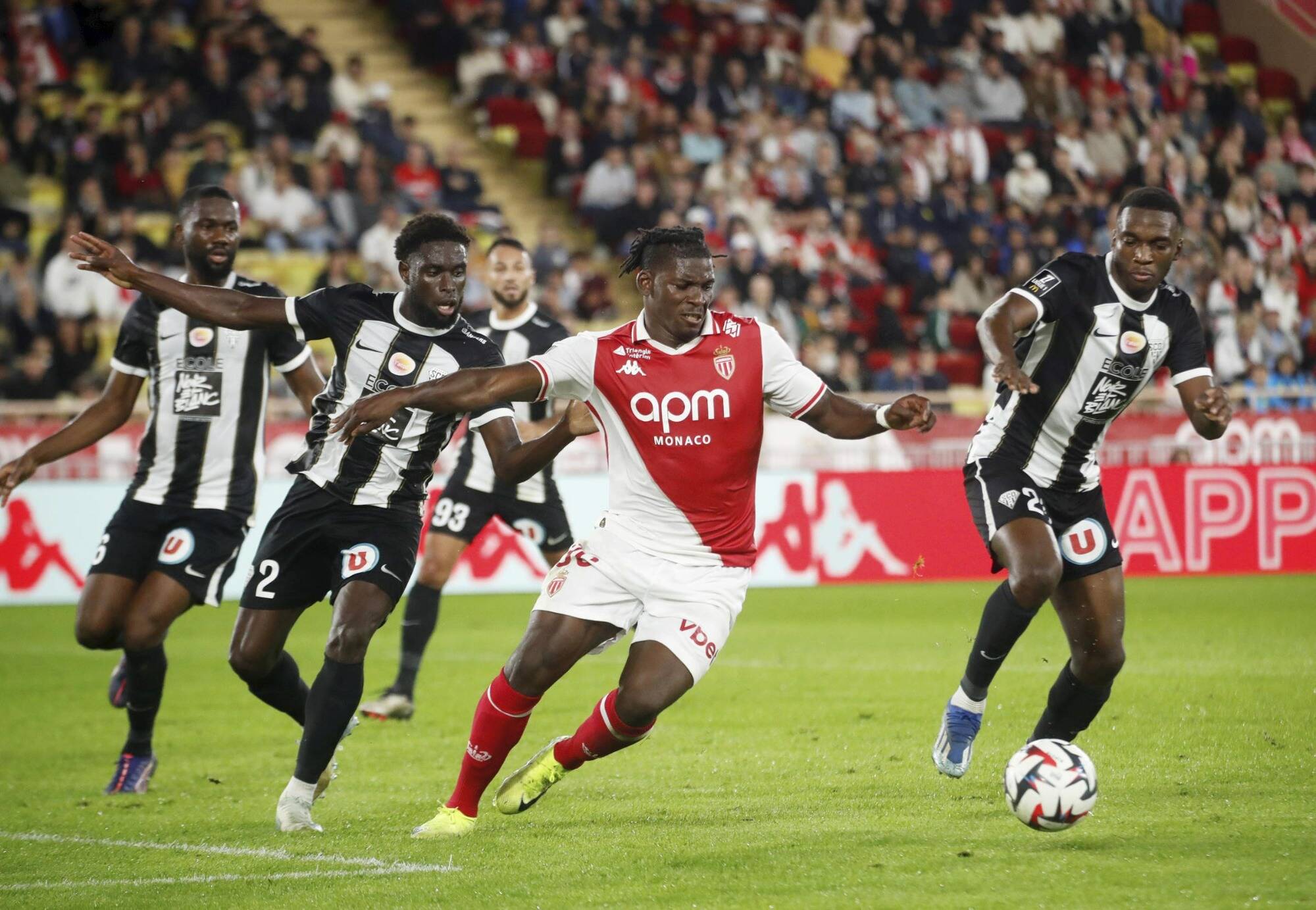 A côté de leurs pompes, les Monégasques tombent à domicile face à Angers (0-1)
