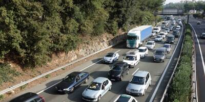 Encore de gros ralentissements sur l'A8 dans le sens France-Italie ce mardi matin, avec plus de 10 km de bouchon