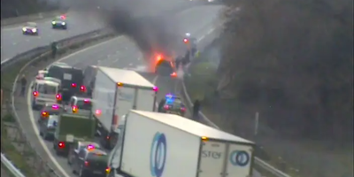Deux voitures en feu sur l'A8 dans le Var, la circulation gênée par l'épaisse fumée