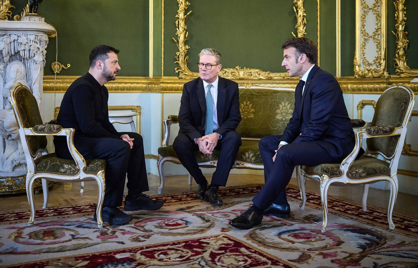 Le président ukrainien Volodymyr Zelensky, le Premier ministre britannique Keir Starmer et le président français Emmanuel Macron lors d'un sommet à Lancaster House, dans le centre de Londres, le 2 mars 2025.