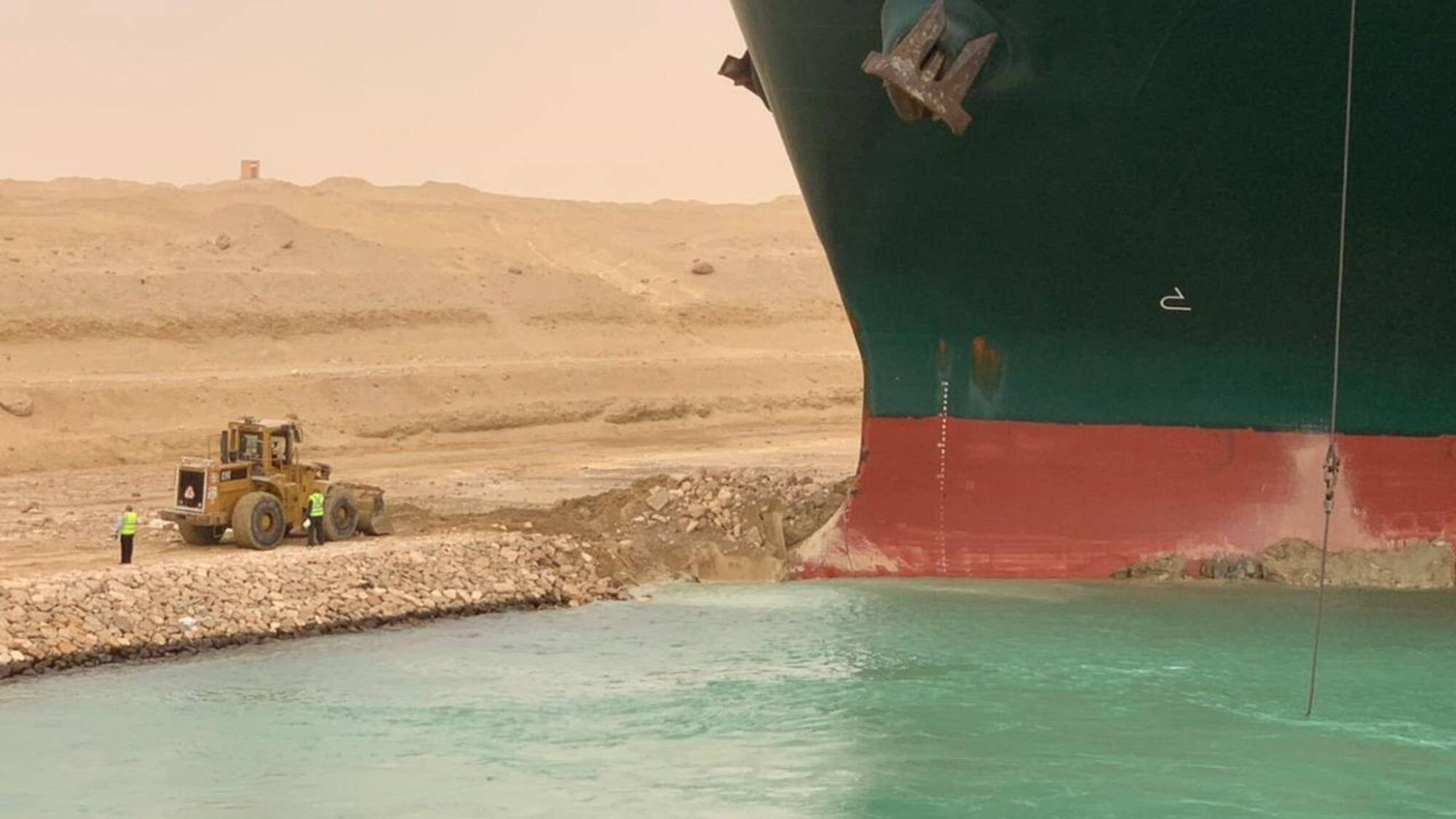 Le canal de suez toujours bloqué par un navire géant