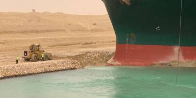 Le canal de Suez toujours bloqué par un navire géant