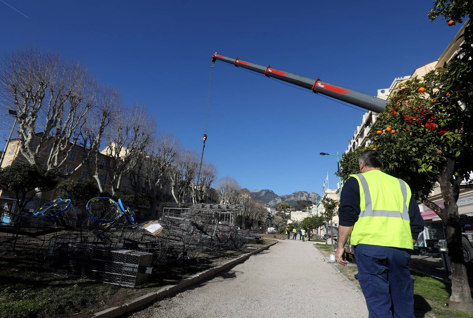 "La ville est en effervescence": la Fête du citron se prépare dans les Jardins Biovès à Menton