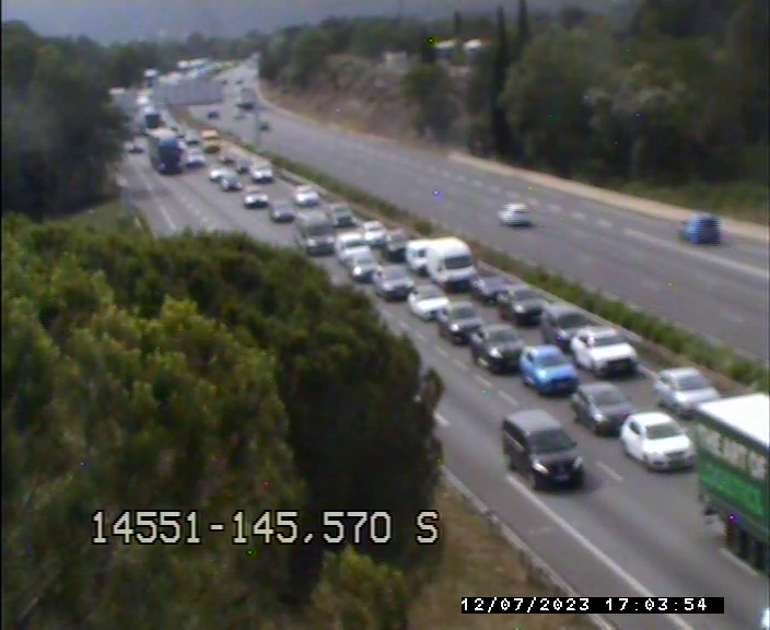 Deux blessés graves sur l'autoroute A8 après un accident de moto, la circulation coupée dans les deux sens