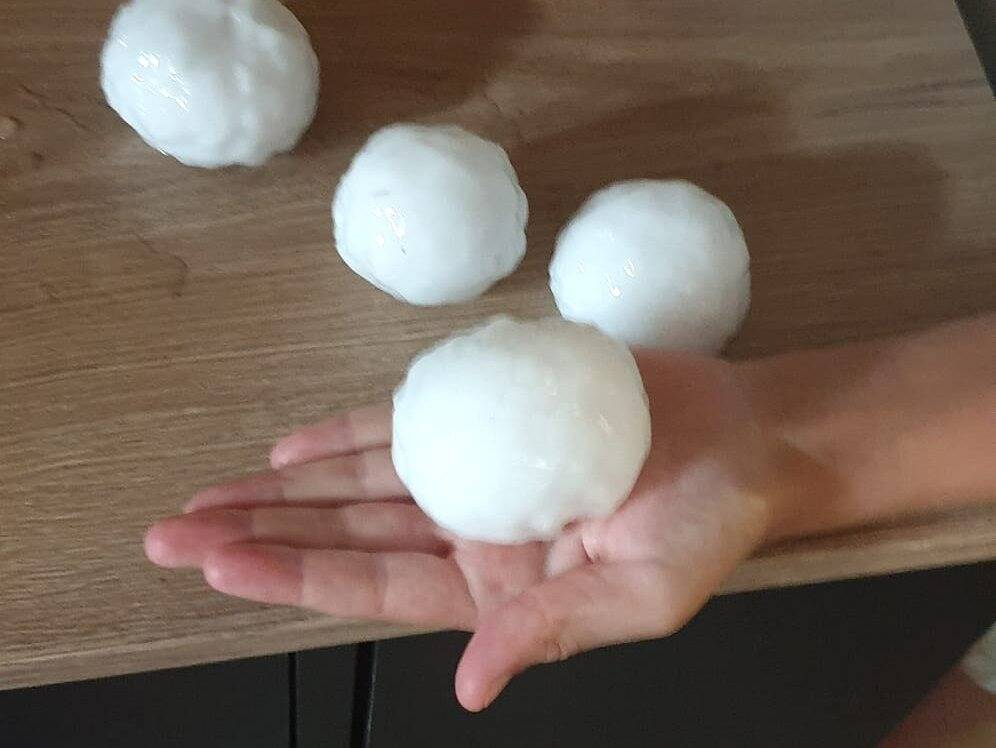 Des grêlons de la taille d'une boule de pétanque, toit effondré: les images impressionnantes des orages qui ont balayé la France dans la nuit de mardi à mercredi