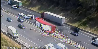 Un camion se renverse sur l'autoroute A8, la circulation perturbée