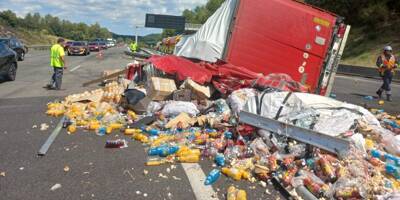 Un poids-lourd se renverse et déverse son chargement sur l'autoroute A8: les impressionnantes images de l'accident