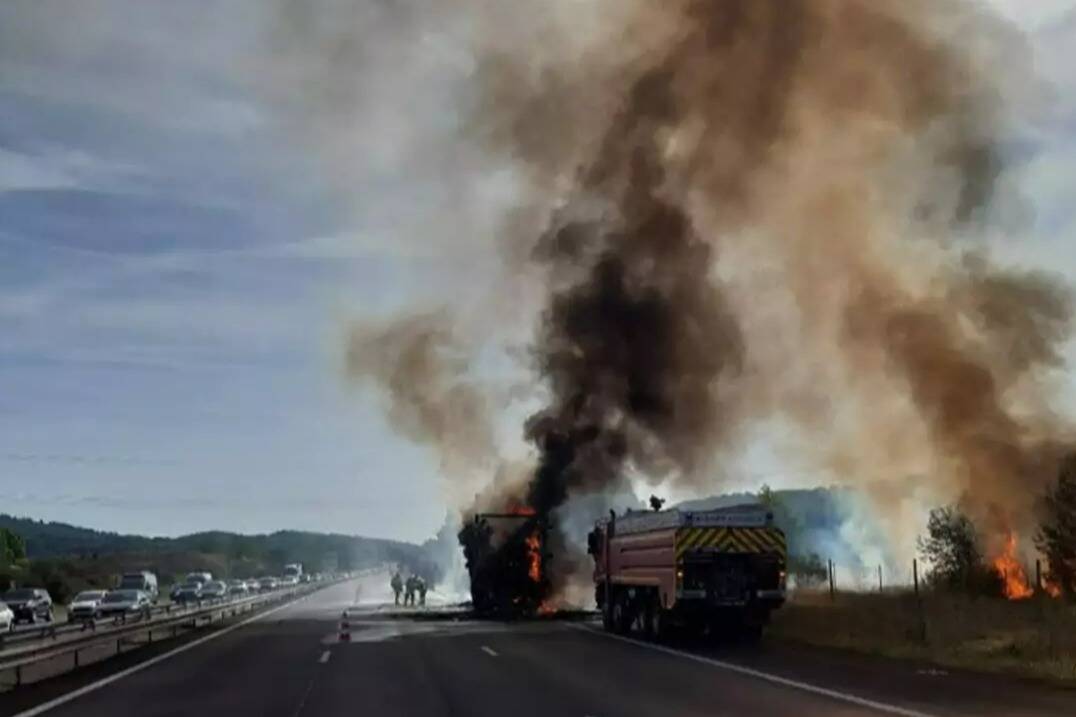 Poids lourd en feu sur l'A8 ce samedi: pourquoi la circulation a mis autant de temps à être rétablie