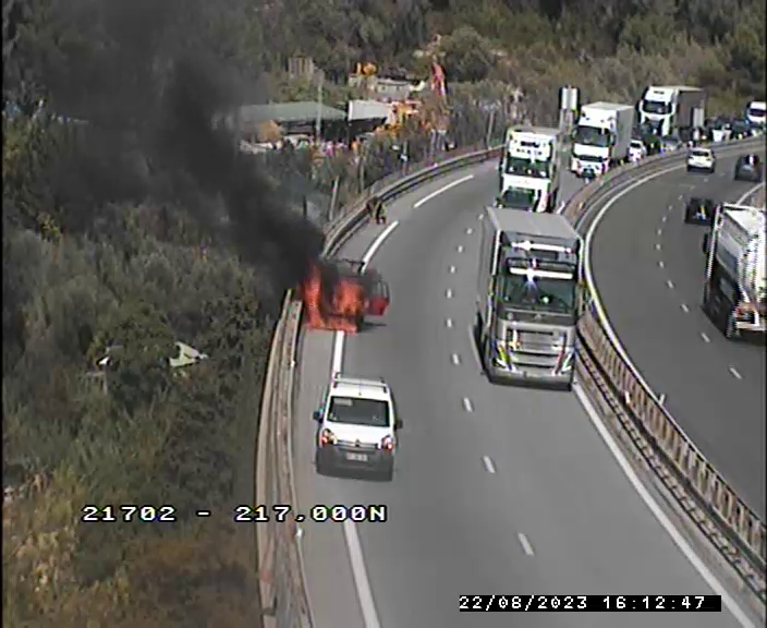 La circulation coupée dans les deux sens sur l'A8 à Menton en raison d'un véhicule en feu