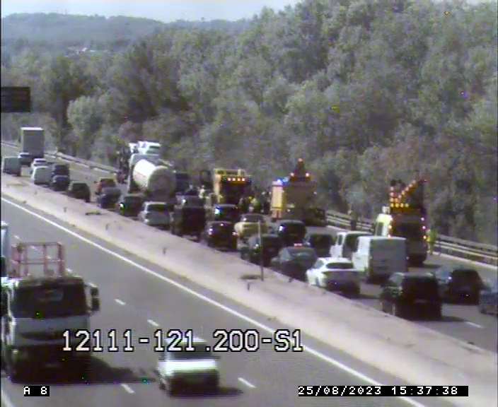 Les pneus d'un poids lourd éclatent et provoquent un départ de feu sur l'autoroute A8 dans le Var