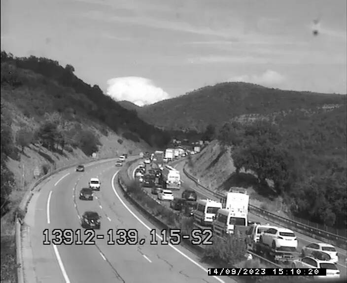 Un poids lourd tombe en panne, la circulation ralentie sur l'A8 à Fréjus