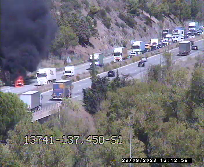 Une Voiture En Feu Sur L'A8 Provoque D'importants Bouchons Dans Le Sens ...