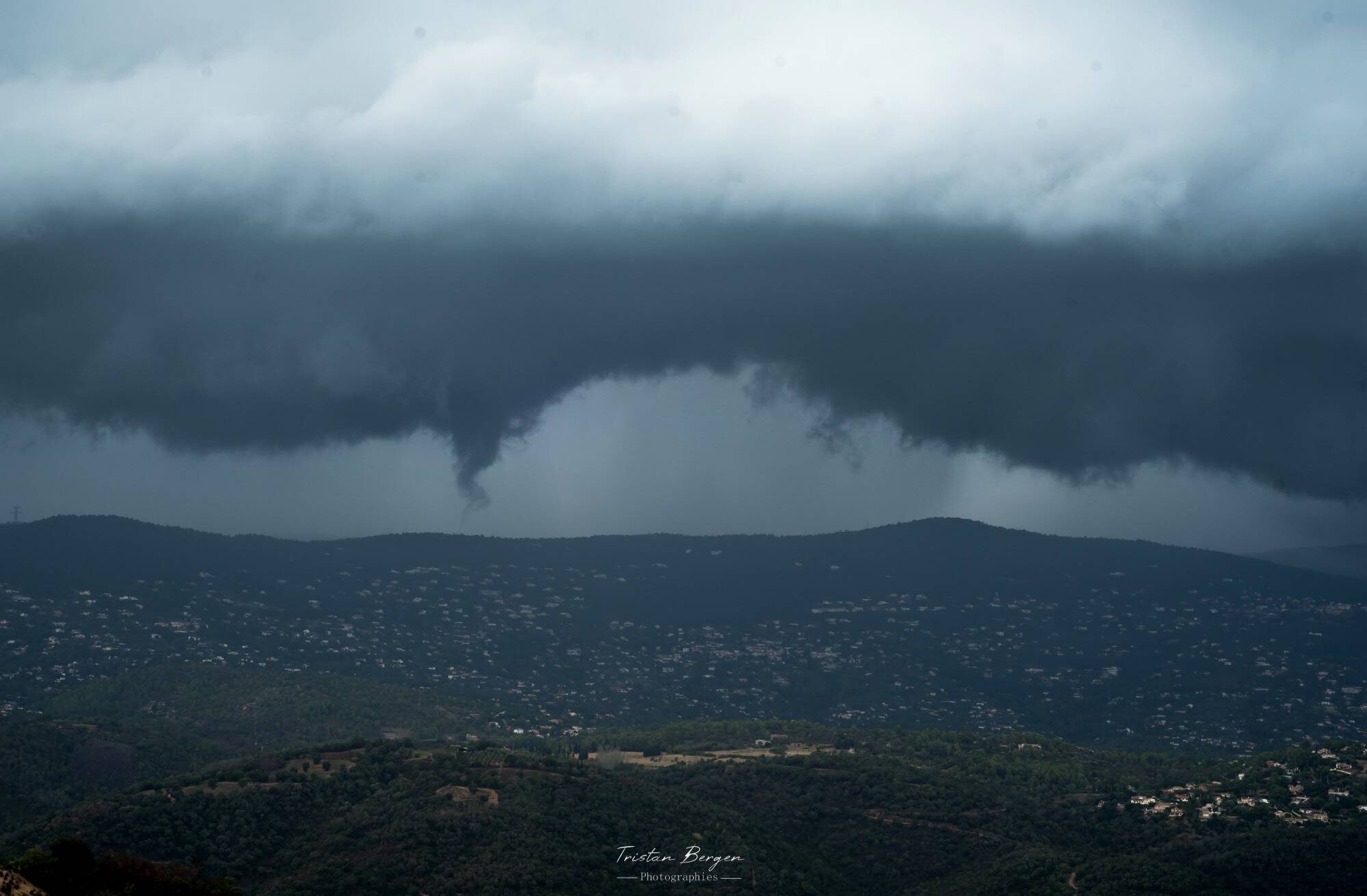 Une tornade observée dans le ciel de la Côte d'Azur: "Ici, on est surtout habitué à voir des trombes marines"