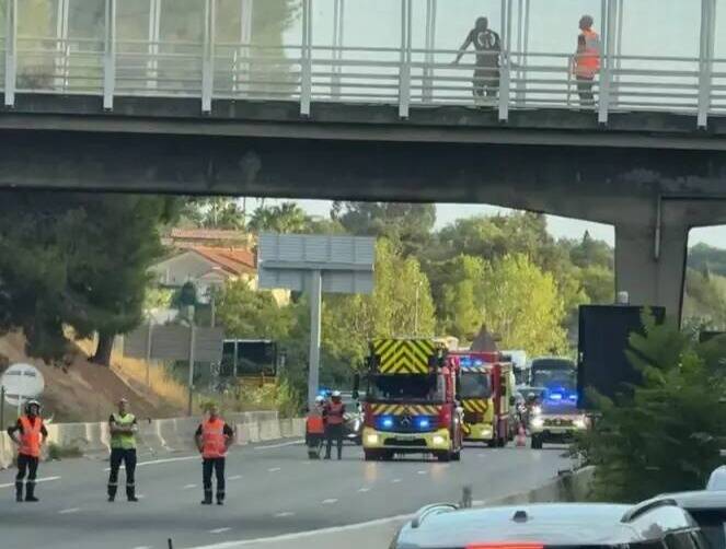 L'homme qui menaçait de sauter d'un pont de l'autoroute A8 est en sécurité
