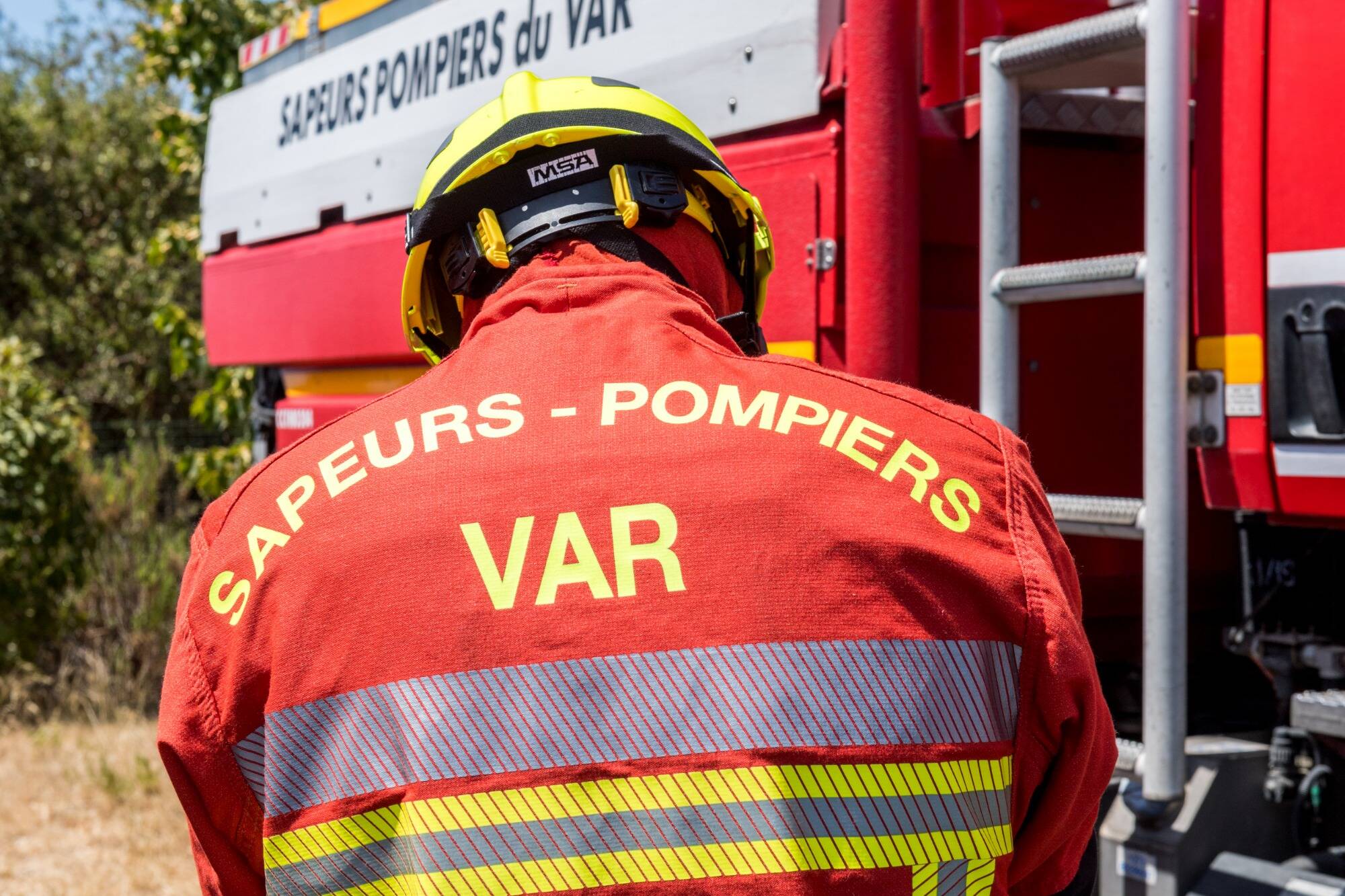 Plusieurs départs de feu en bordure de chaussée dans le Var