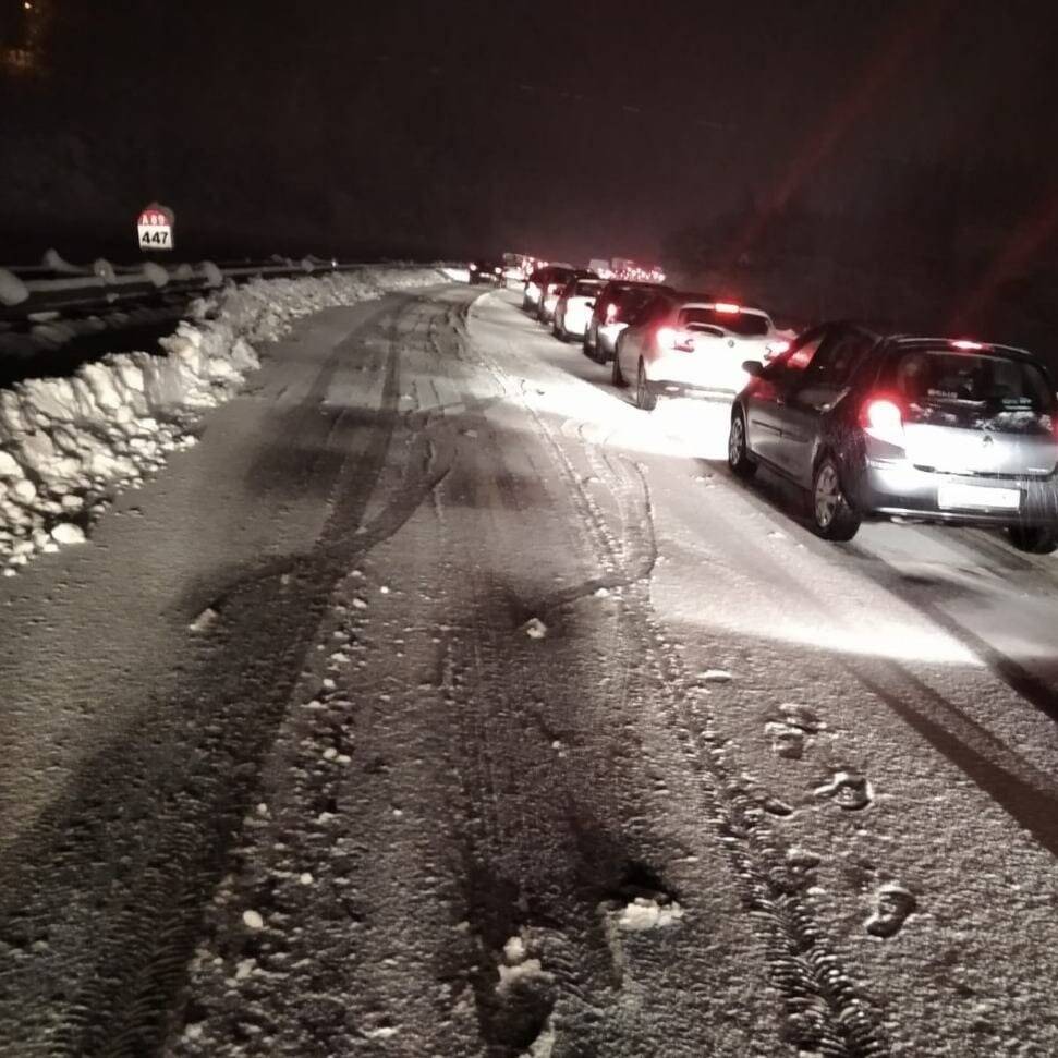Près de 200 personnes piégées par la neige sur l'autoroute ont été hébergées dans la nuit en Auvergne