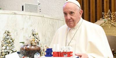 Le Pape François prend la pose avec une réplique de notre fameux #ILoveNice