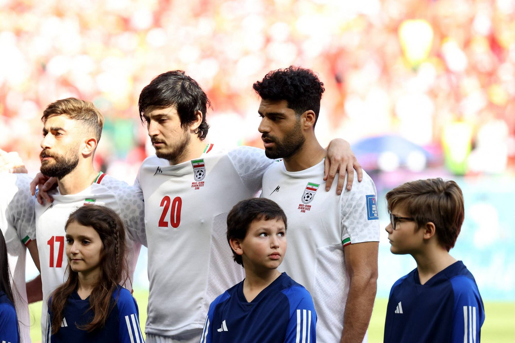 Après être restés silencieux lors du premier match, les joueurs iraniens chantent finalement leur hymne national