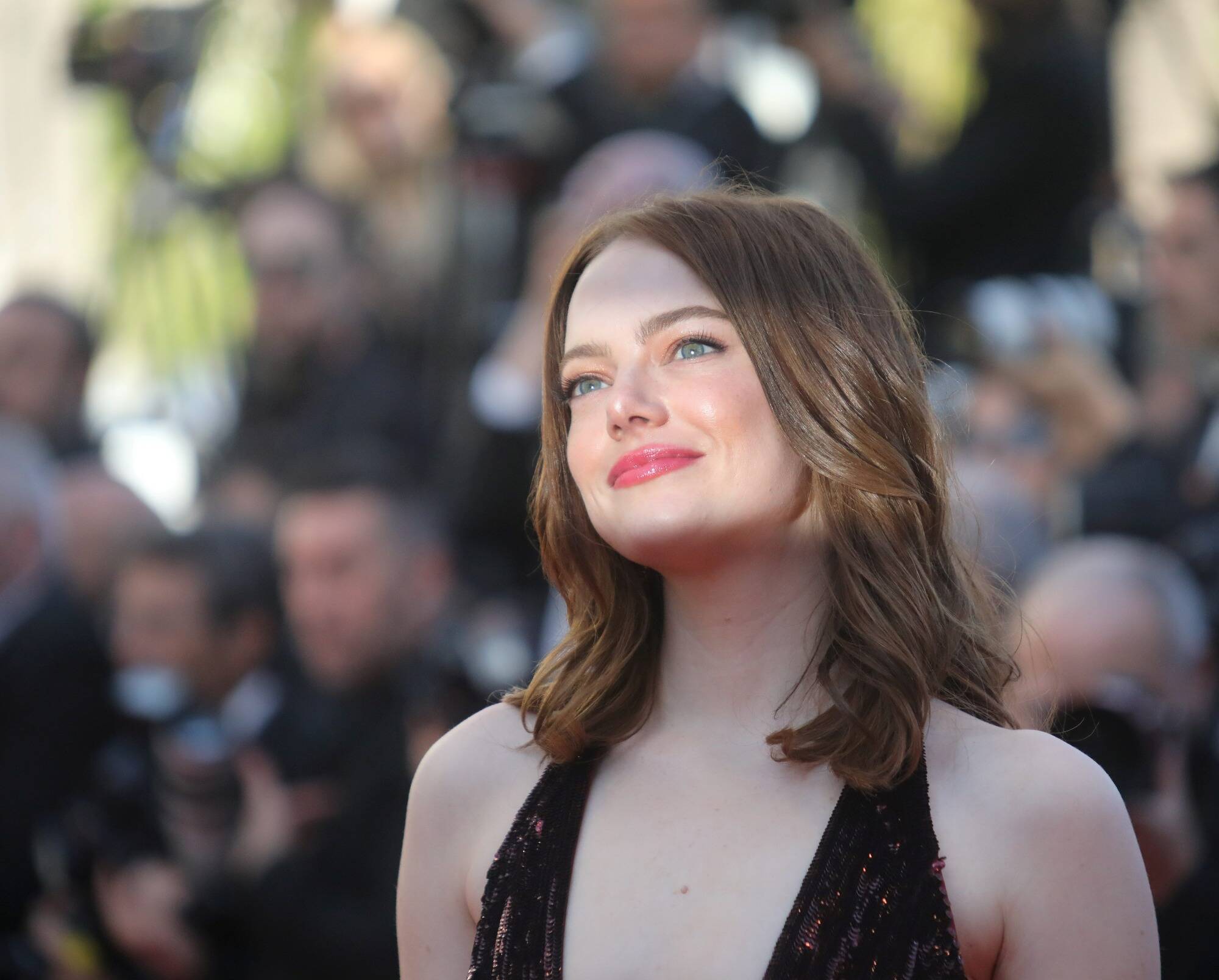 Demi Moore, Emma Stone, Eva Longoria, Julie Gayet, Kirsten Dunst... Pluie de glamour sur le tapis rouge de "Kinds of Kindness" au Festival de Cannes