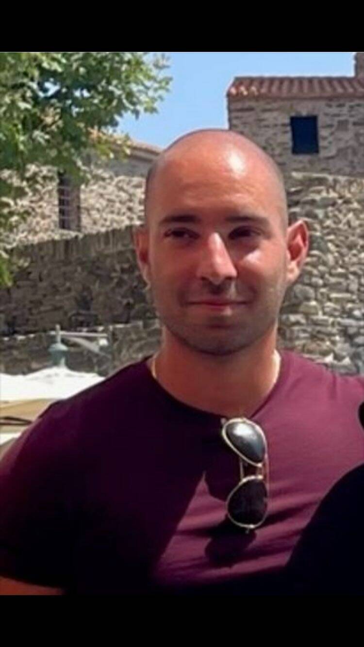 La police diffuse deux nouvelles photos du policier en fuite soupçonné du meurtre de sa compagne