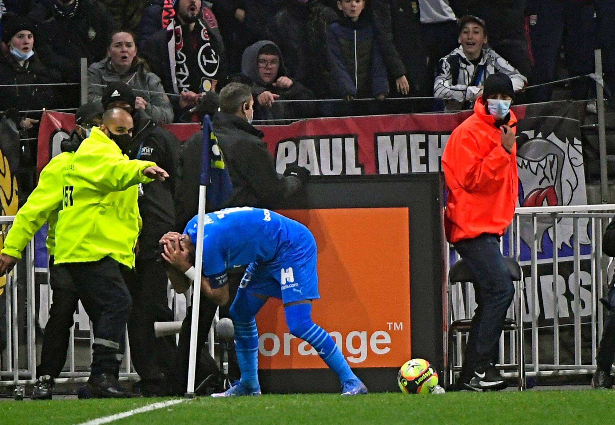 Dimitri Payet touché à la tête par une bouteille d'eau, le match de foot Lyon-Marseille interrompu