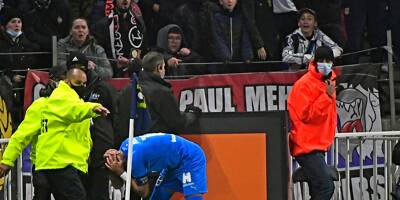 Dimitri Payet touché à la tête par une bouteille d'eau, le match de foot Lyon-Marseille interrompu