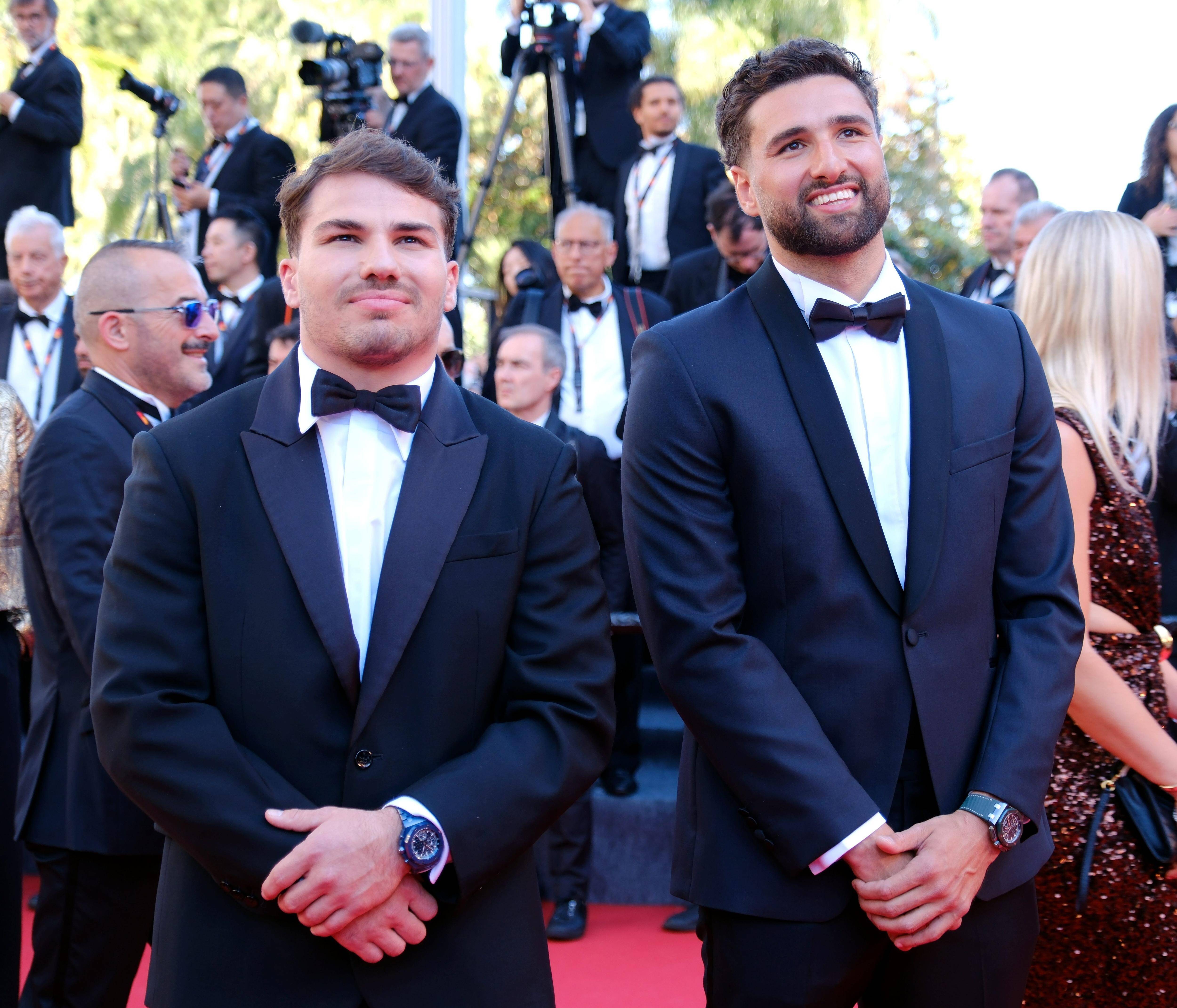 Très glamour, Antoine Dupont et Iris Mittenaere ont monté les marches du Palais des Festivals pour le film "Dossier 137"