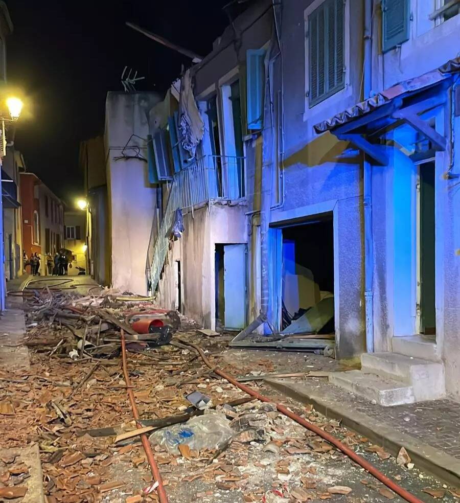 Une maison de village explose puis s'embrase en pleine nuit dans les Bouches-du-Rhône, un homme retrouvé mort dans les décombres