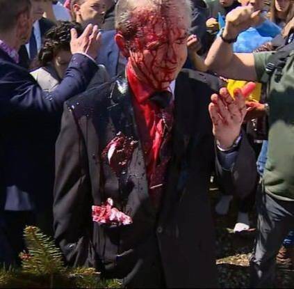 Les images de l'agression d'un ambassadeur russe en Pologne arrosé d'une substance rouge