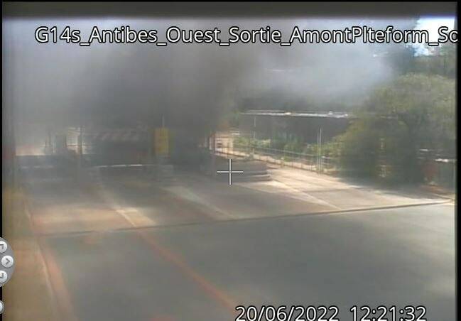 La bretelle de sortie de l' autoroute A8 rouverte à Antibes après un incendie au péage
