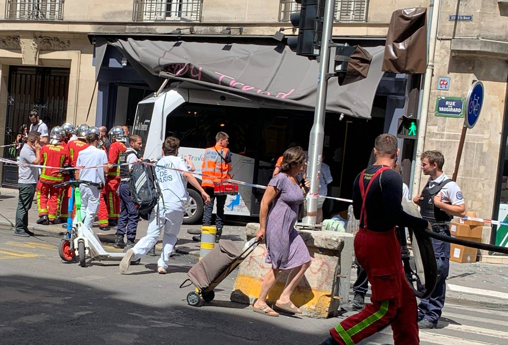 Un bus fonce dans la vitrine d'un magasin, au moins 7 blessés dont 2 en urgence absolue