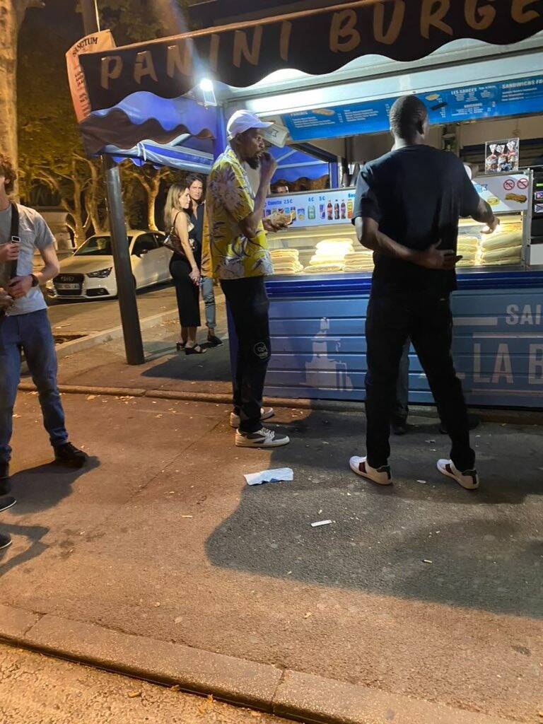 Une star de la NBA aperçue à 3h30 du matin à Saint-Tropez en train de s'acheter... un panini