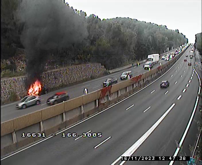 Un véhicule prend feu sur l'A8 au niveau d'Antibes, la circulation perturbée dans le sens Nice-Aix