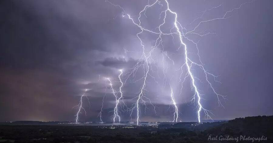 Les vidéos les plus frappantes des violentes intempéries qui touchent le Sud-Est de la France