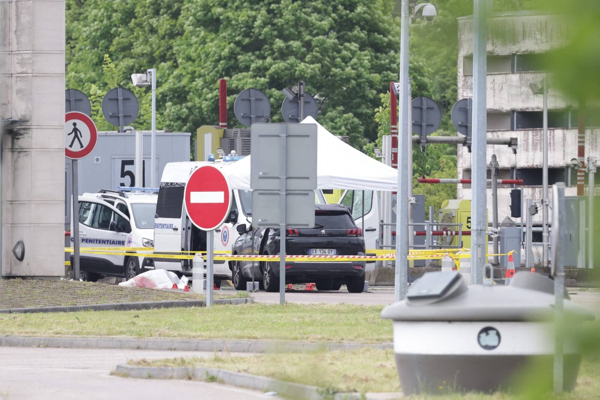 Attaque d'un fourgon: l'intersyndicale appelle à un "blocage" des prisons partout en France ce mercredi