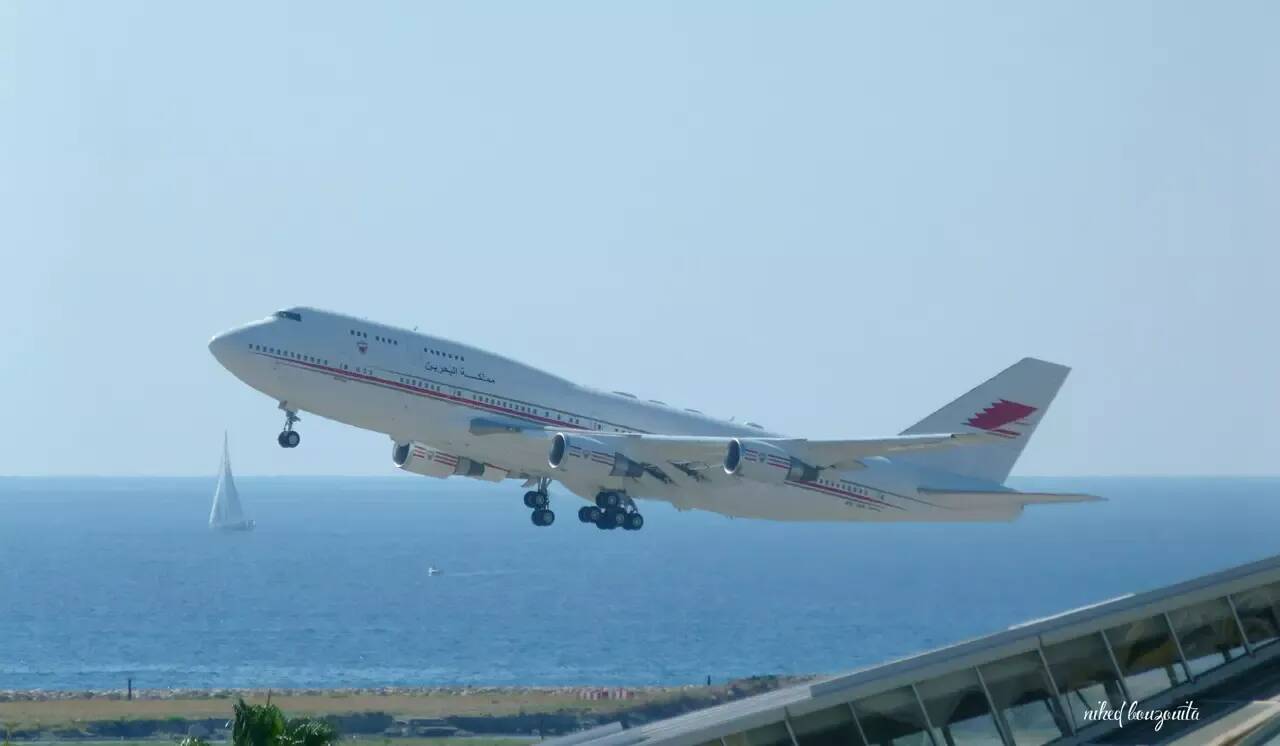 Il est de retour et il ne passe pas inaperçu: cet imposant avion est à l'arrêt depuis plusieurs jours à l'aéroport de Nice