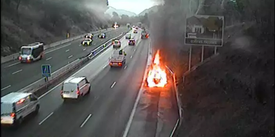 Un véhicule en feu provoque de gros bouchons sur l'autoroute A8 ce jeudi matin