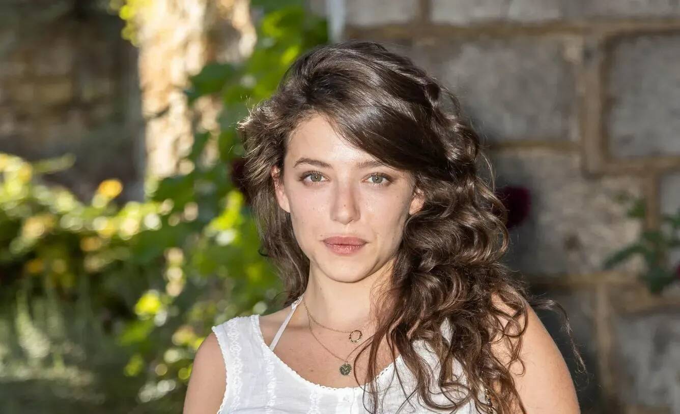 Zoé Adjani, nièce de et qui a fait ses études à Cannes, sera une "fille du feu" ce lundi soir sur France 2