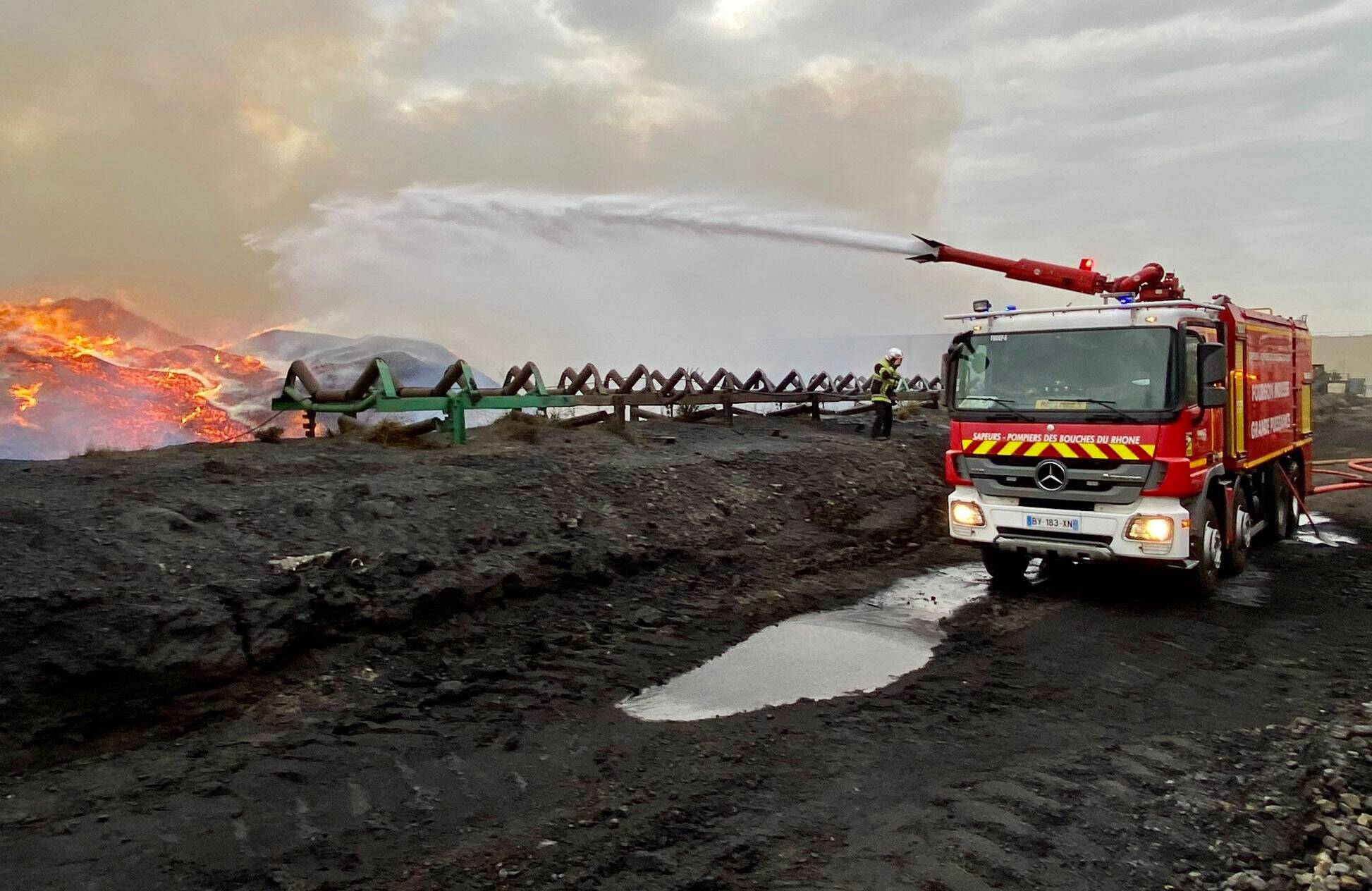 Une centaine de pompiers mobilisés contre un spectaculaire feu de copeaux de bois attisé par le vent dans les Bouches-du-Rhône