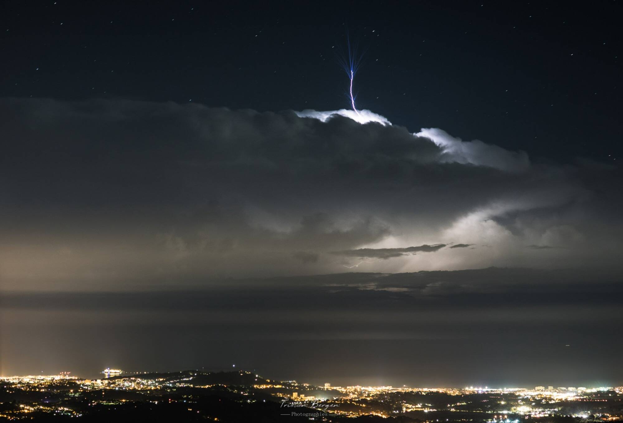 Quel est ce puissant jet bleu qui a foudroyé le ciel de la Côte d'Azur mardi soir?