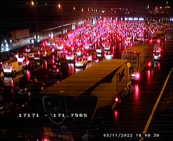 Un poids lourd fracasse les glissières de sécurité sur l'autoroute A8, la circulation perturbée