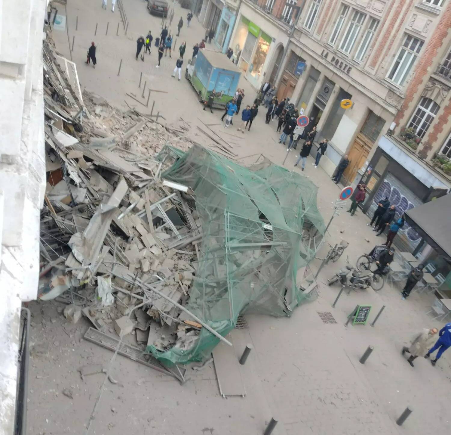 Un corps finalement extrait des décombres la nuit dernière après l'effondrement de deux immeubles à Lille