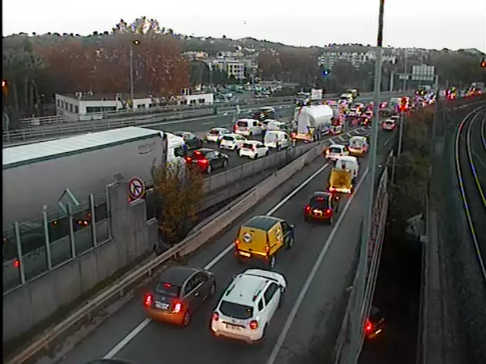Deux accidents, un blessé, 1h de bouchon... Le point sur les conditions de circulation dantesques sur l'A8 ce mardi matin