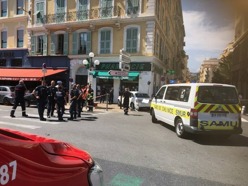 La course folle d'une voiture finit sur le trottoir à Nice: une passante très grièvement blessée